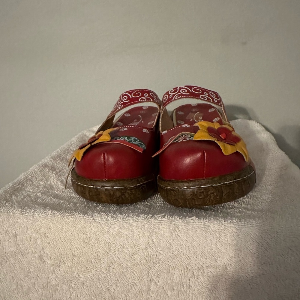 Red Sandles - Picture 2 of 3